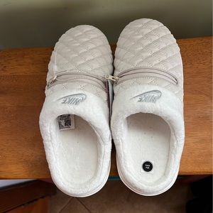 White nike slides